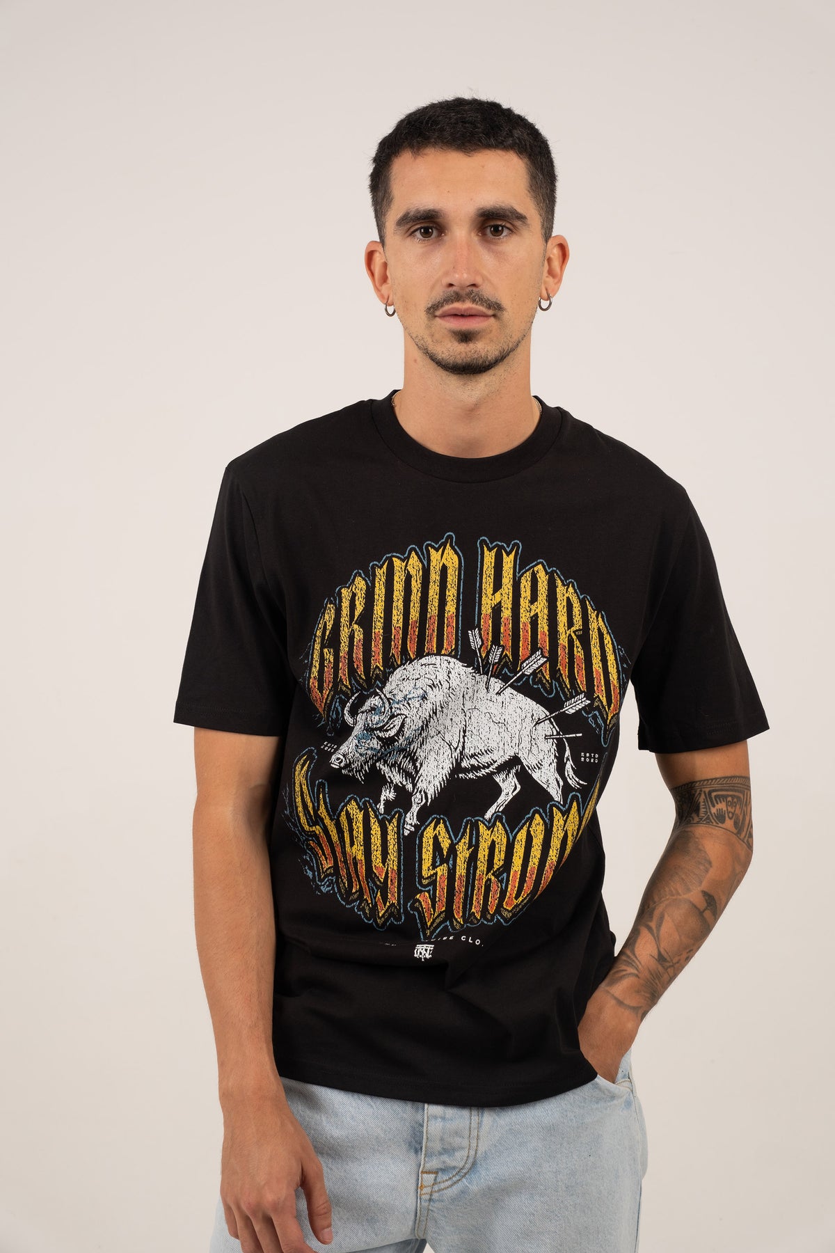 Grind Hard Stay Strong T-Shirt — Ansicht 5