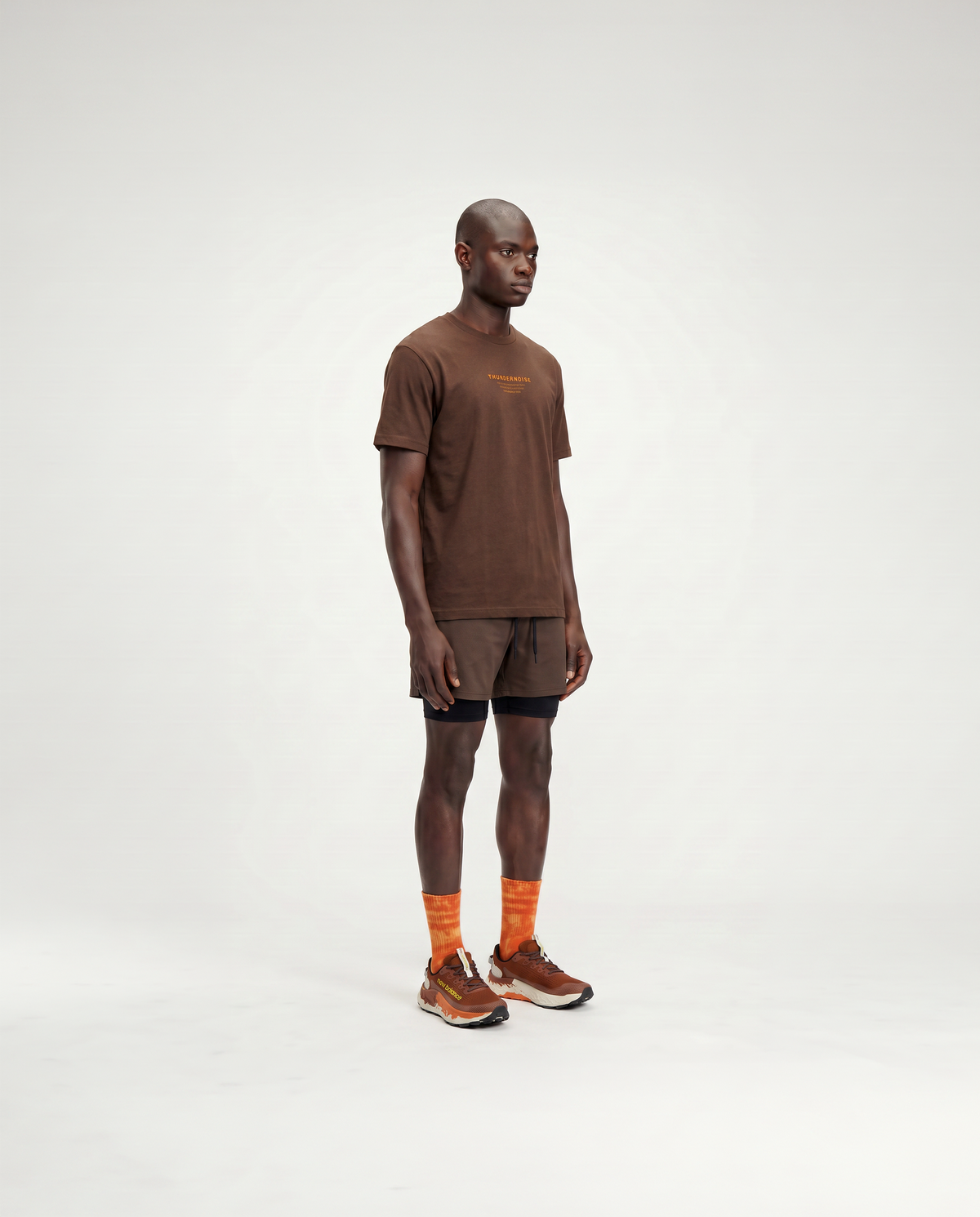 Count Reps Regular T-shirt Dark Brown - Model Side — Vista 2
