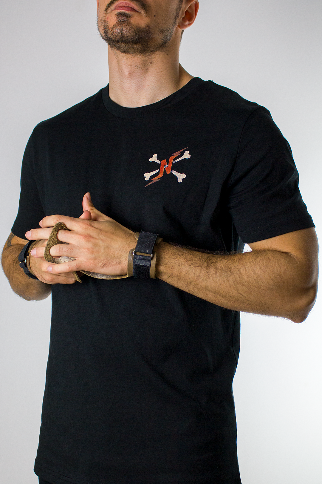 Love Hurts - T-Shirt - Black — Vista 2