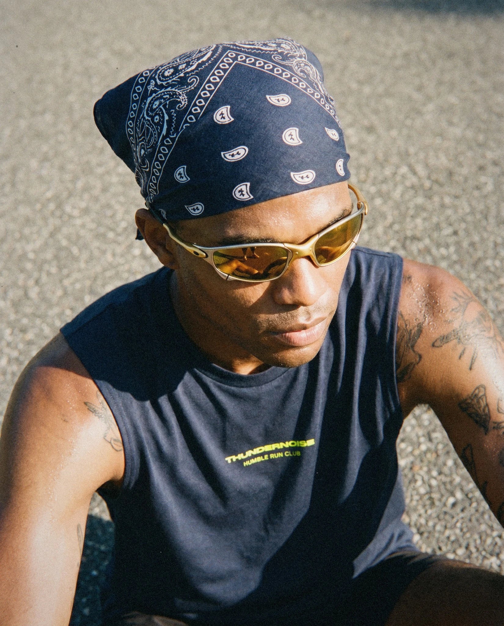 Coureur portant un tank Less Ego More Miles Thundernoise