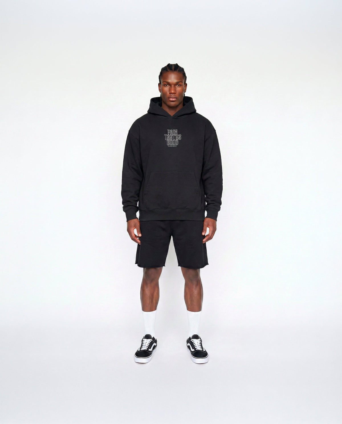Pain Tastes Good Oversize Hoodie Black - Model Front — Vista 5
