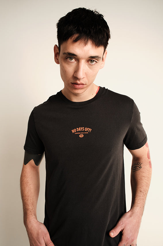 No Days Off - T-Shirt - Washed Black — Vista 2
