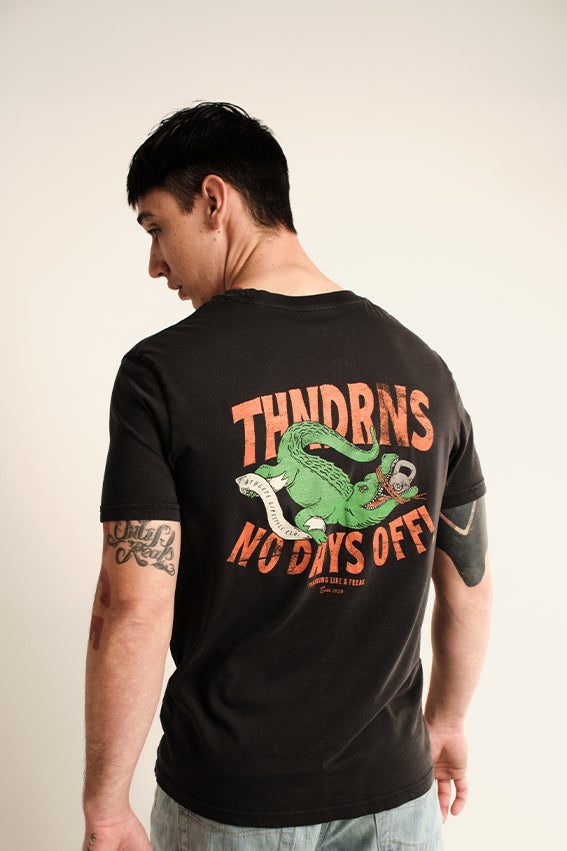 No Days Off - T-Shirt - Washed Black — Vista 4

