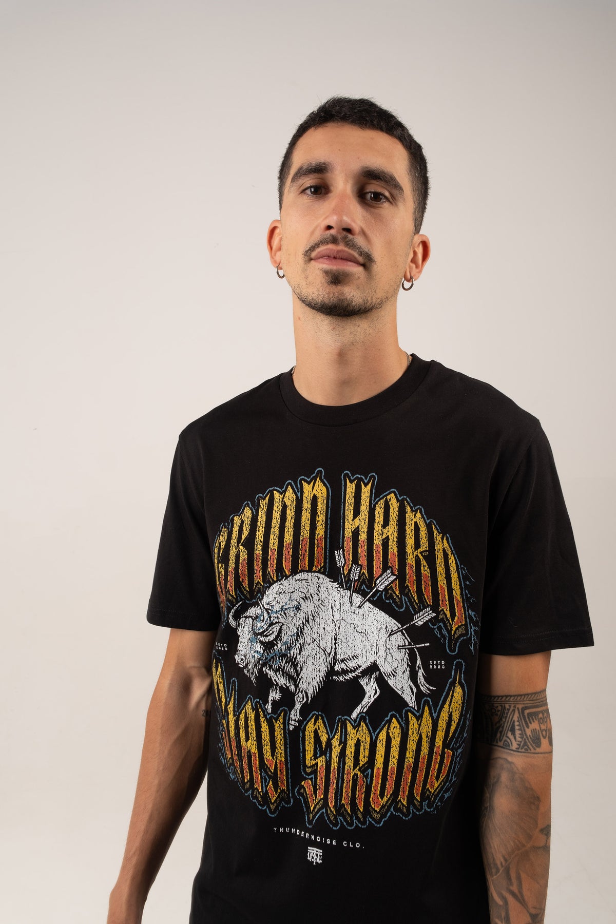 Grind Hard Stay Strong T-Shirt — Vista 2
