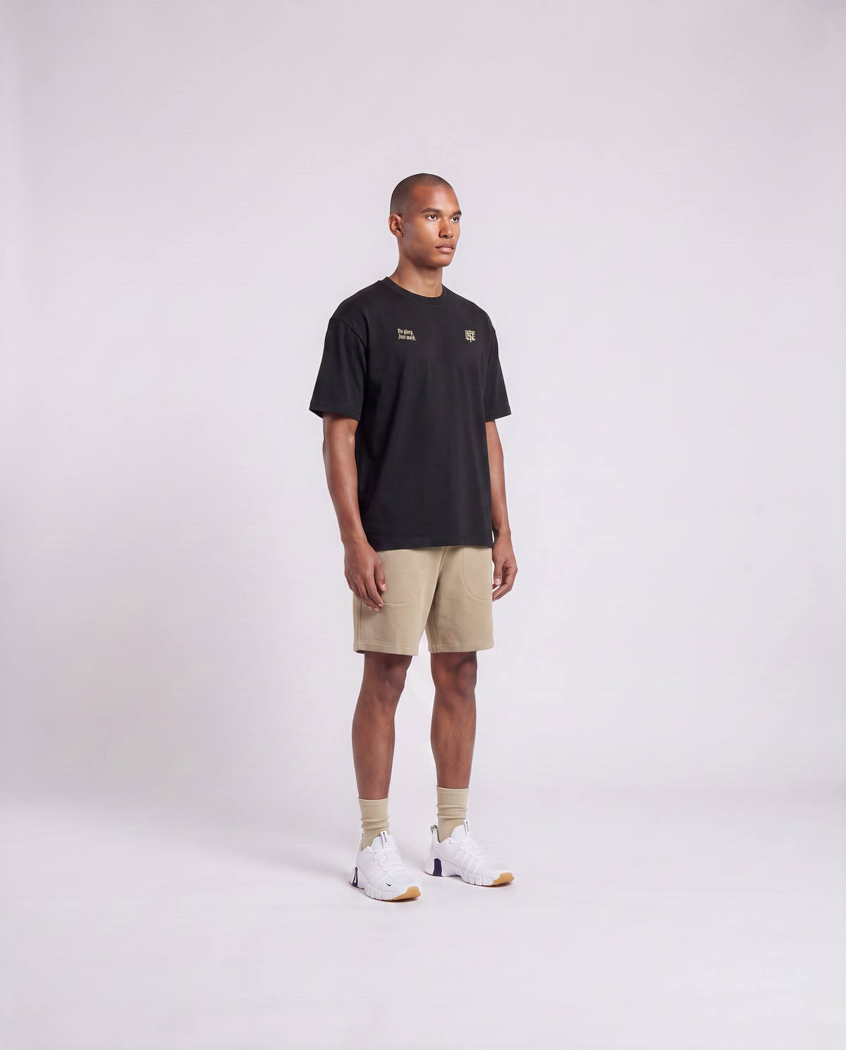 Model wearing the No Glory Just Work oversize t-shirt in black — three-quarter view showing the oversize fit — Ansicht 3
