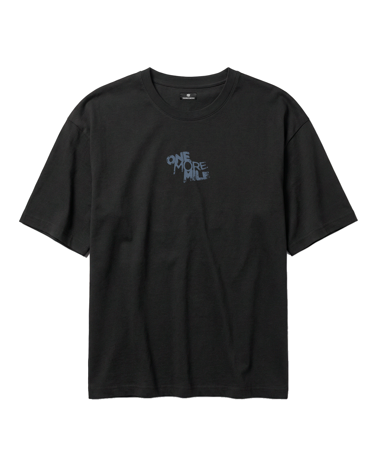 One More Mile oversize t-shirt in black — front with the ONE MORE MILE graffiti mark at the chest in slate blue — Vista 5
