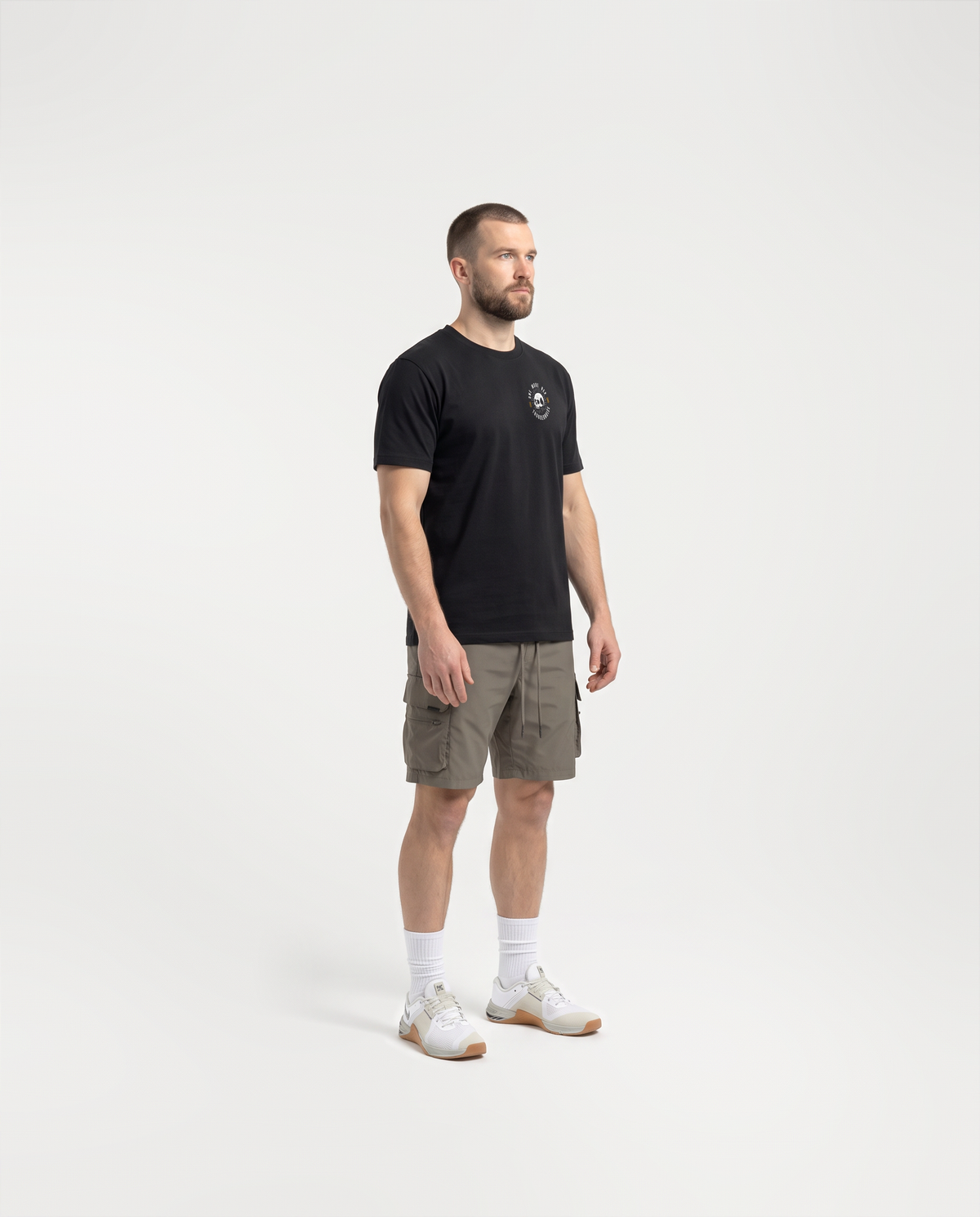 Model wearing the One More Rep t-shirt in black — three-quarter view showing the regular fit — Ansicht 3
