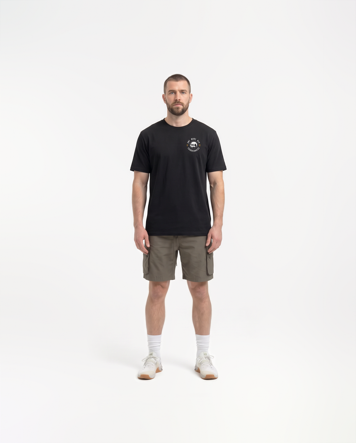 Model wearing the One More Rep t-shirt in black — front view with the halftone skull seal ringed by ONE MORE REP at the left chest — Ansicht 2
