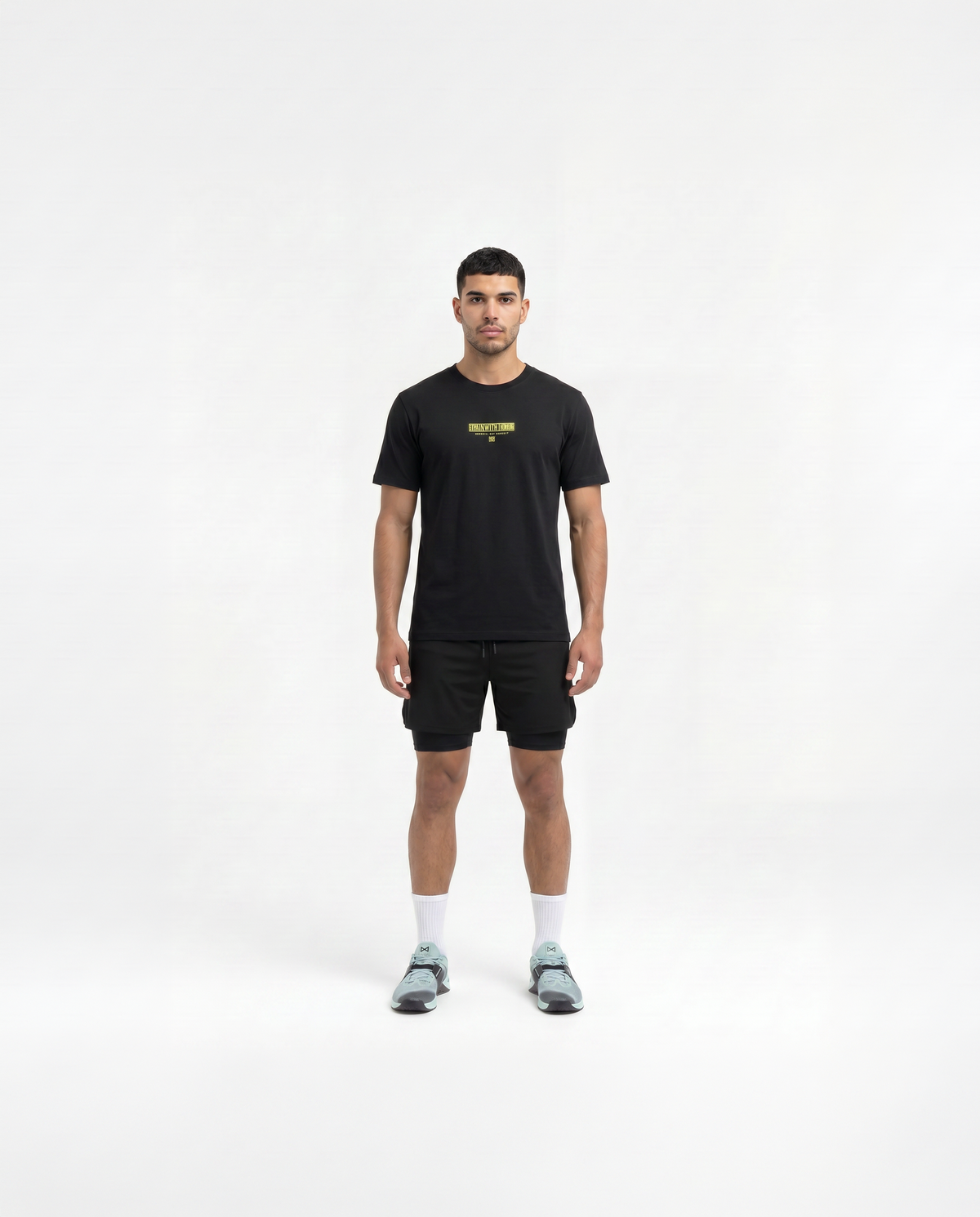 Train With Honor T-Shirt Black - Model Front — Ansicht 2
