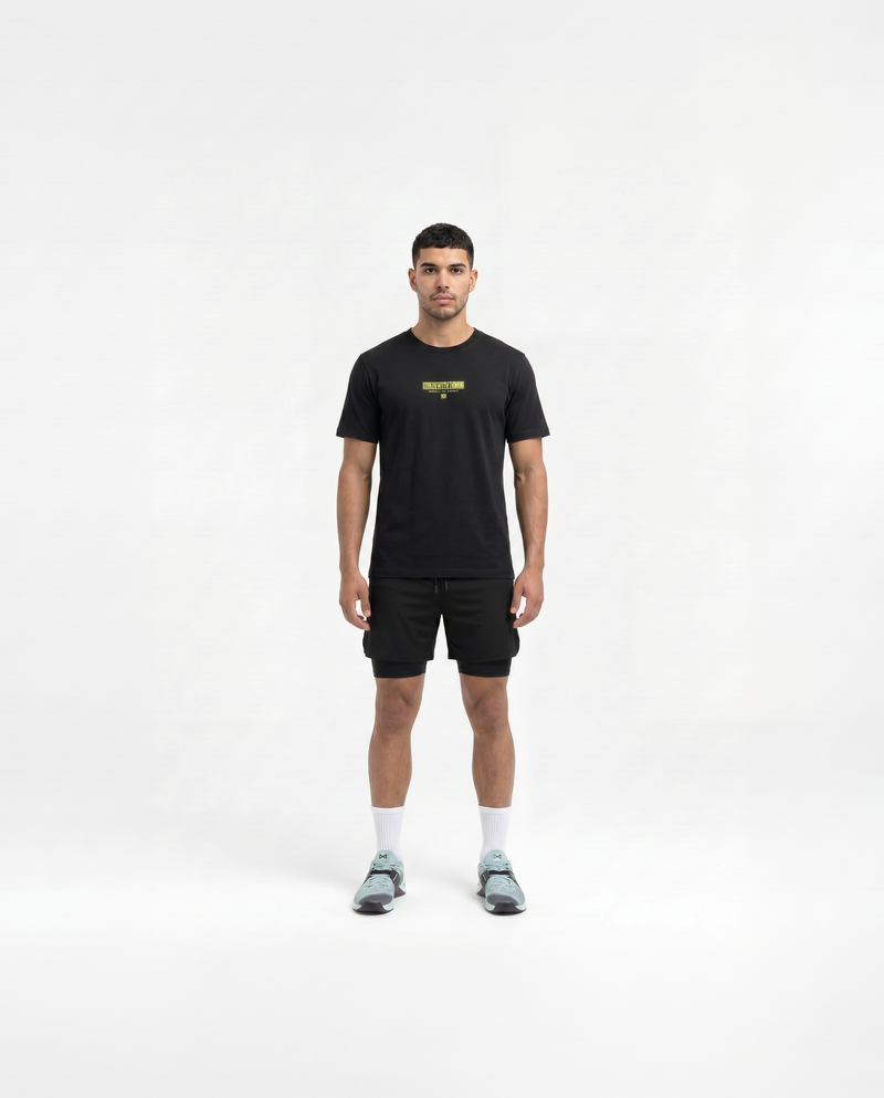 Train With Honor T-Shirt - Black - Modell