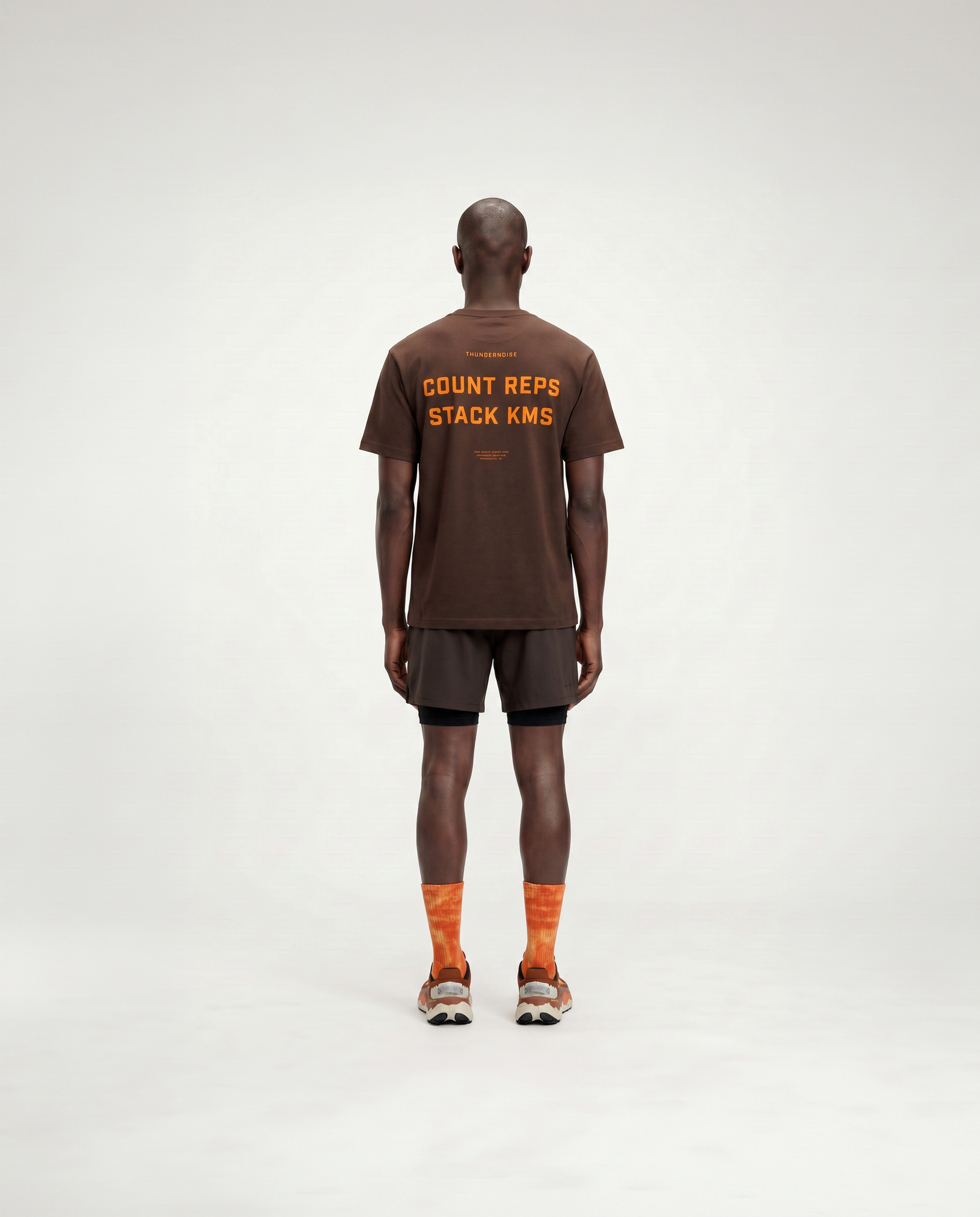 Count Reps Regular T-shirt Dark Brown - Model Back — Vista 4

