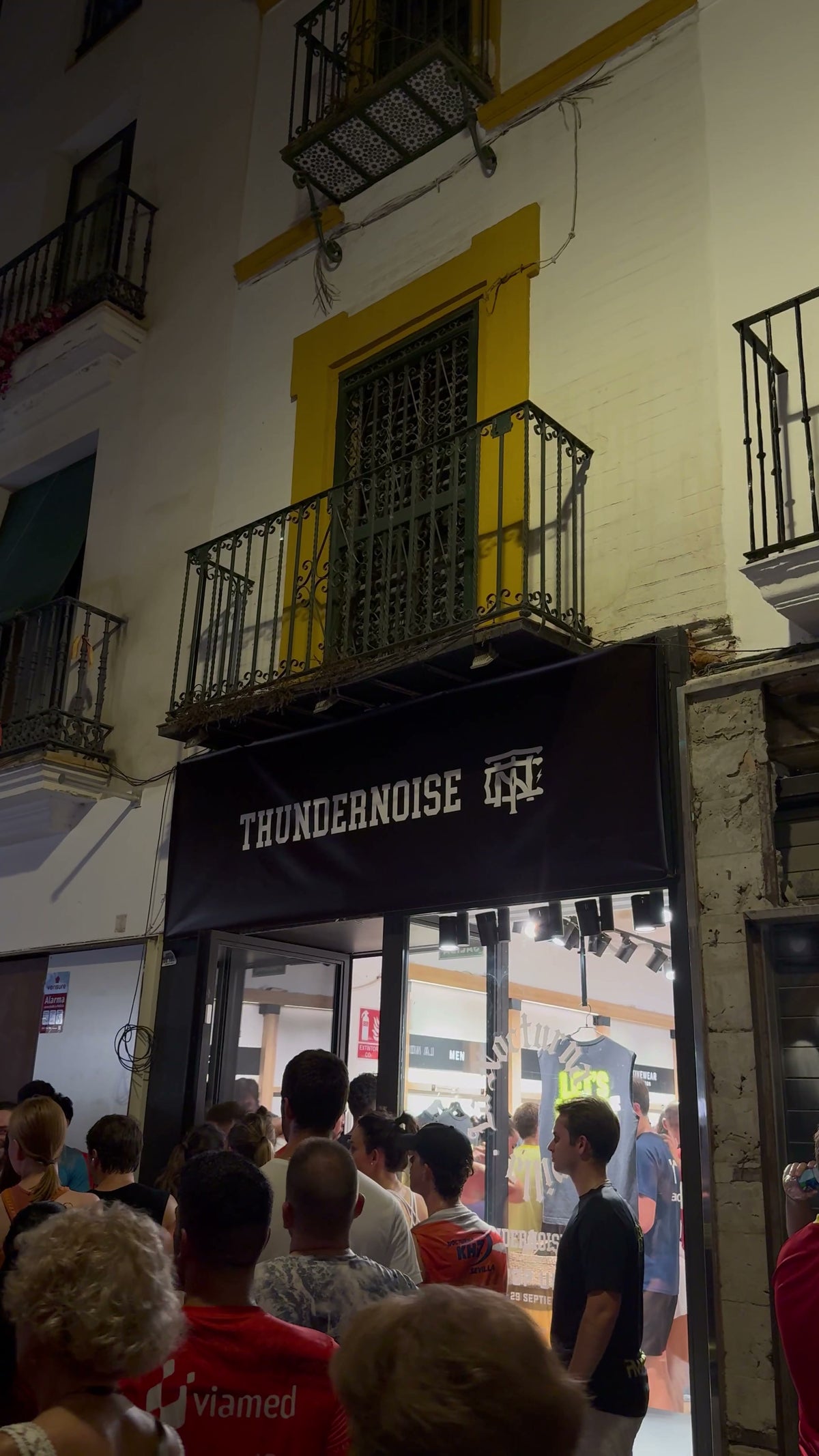 The Thundernoise pop up at Calle Lineros 13 on opening night, with people at the door.