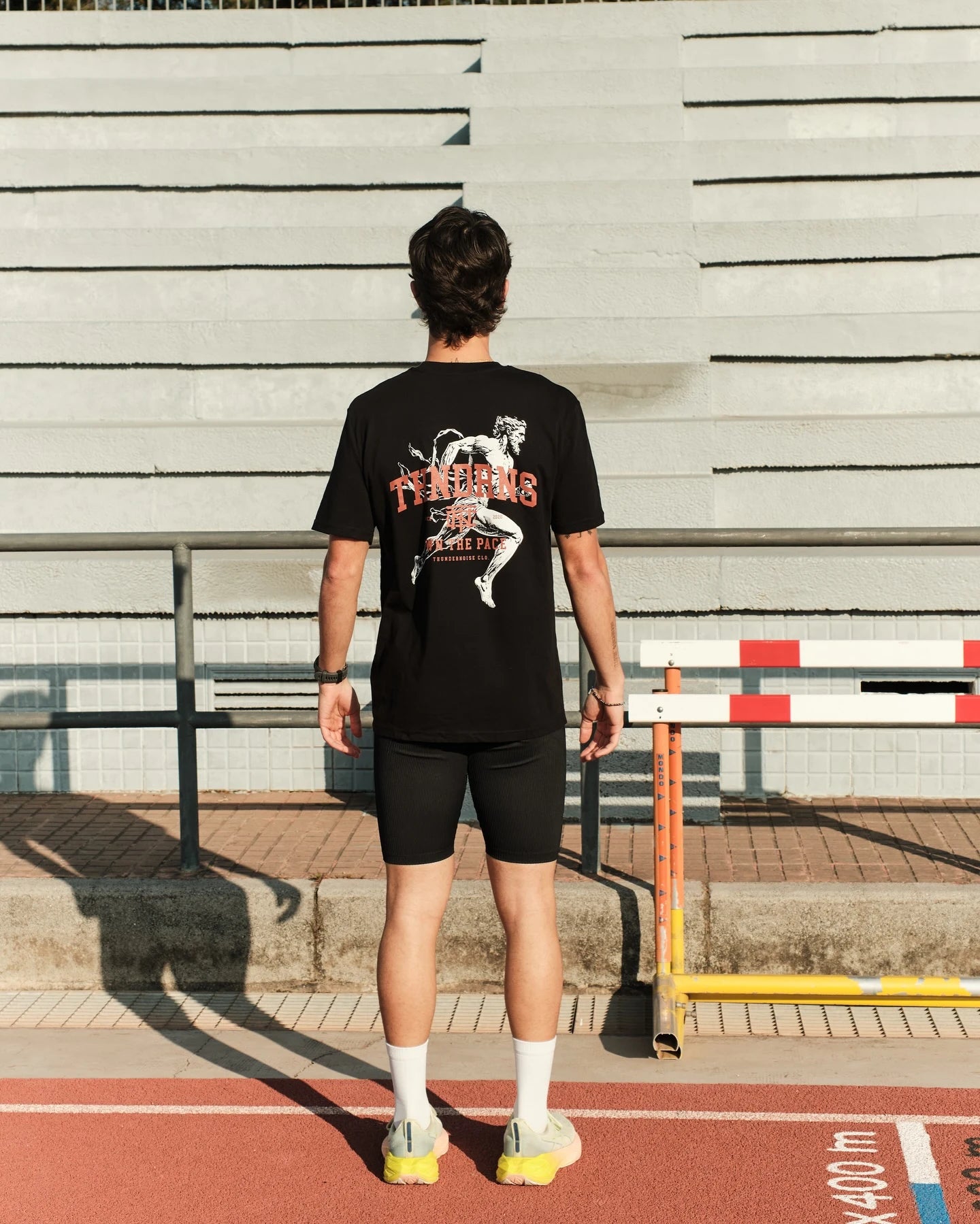 Athlète portant un tank Legacy Runner Thundernoise sur une piste
