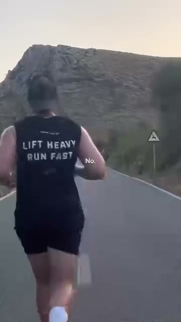 Tank Lift Heavy Run Fast negro, visto por detrás mientras corre un atleta